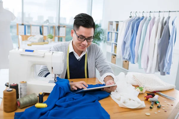 Tailor using tablet computer — Stock Photo, Image