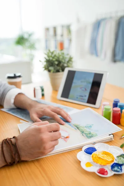 Man kopierar landskap från digital tablett — Stockfoto