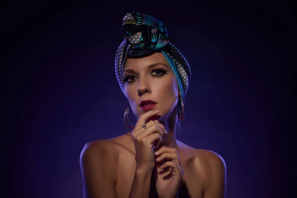 Attraktiv kvinna bär turban — Stockfoto