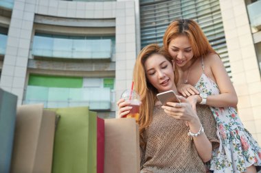 Smartphone cep telefonu ile fotoğraf izlerken kız 