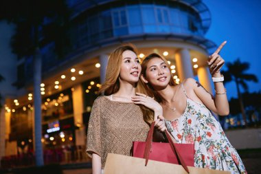 Heyecanlı kız alışveriş