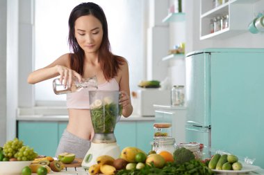 Kadın yapma güler yüzlü