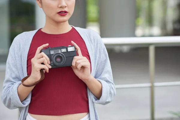 Jovem mulher segurando câmera — Fotografia de Stock