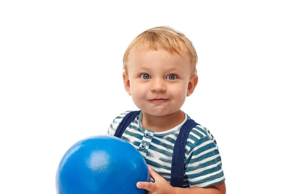 Niedliches Kleinkind mit Ball — Stockfoto