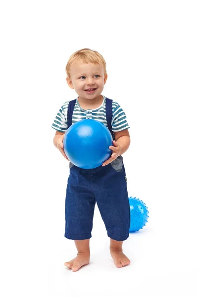 Glückliches Kind mit Ball — Stockfoto