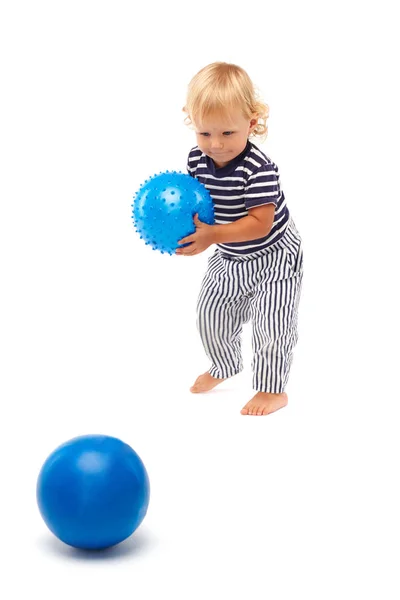 Kleines Kind spielt mit Bällen — Stockfoto