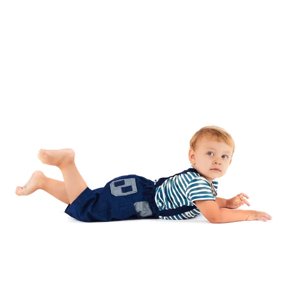 Kleiner Junge liegt auf dem Boden — Stockfoto