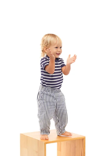 Menino alegre dançando — Fotografia de Stock