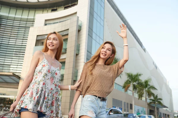 Les filles essayant de prendre le taxi — Photo