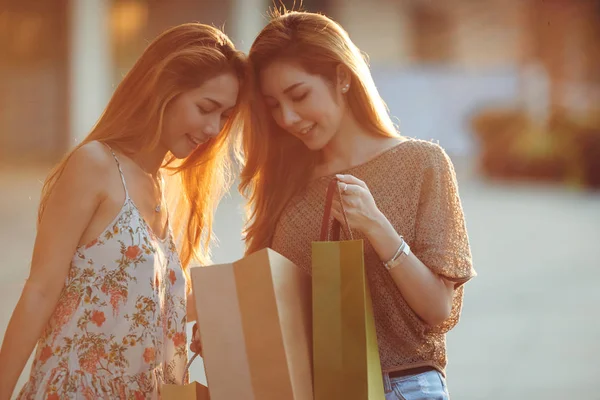 Mujeres alegres mirando las compras —  Fotos de Stock