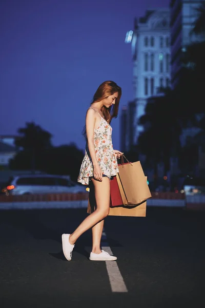 Молода жінка з сумками — стокове фото
