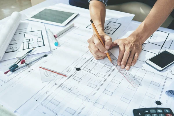 Ingenieur zeichnet Bauplan des Gebäudes — Stockfoto