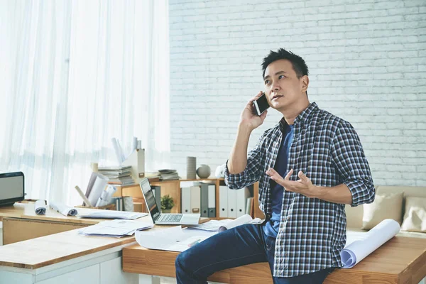 Architect talking on phone — Stock Photo, Image