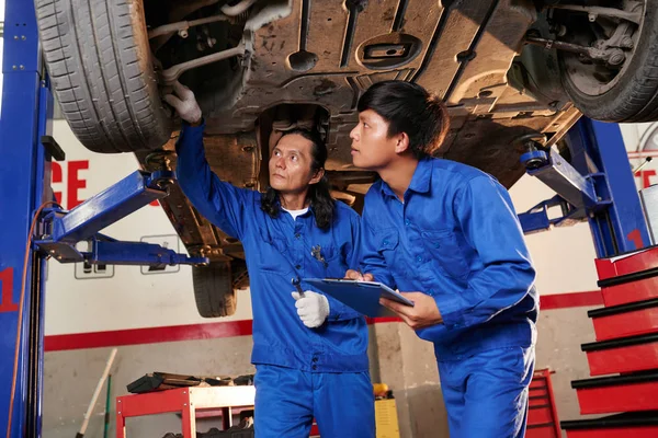 Mechanika, kontrola pneumatik automobilu — Stock fotografie
