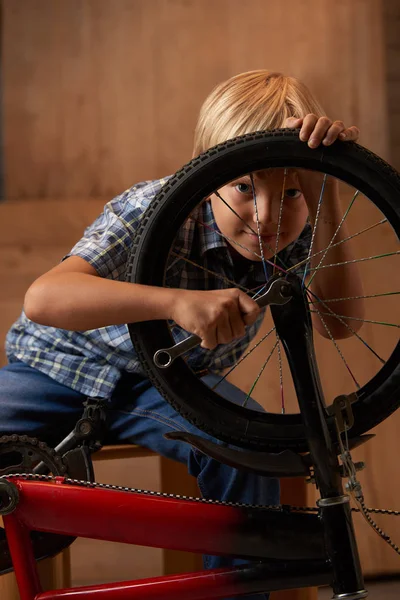 Niño fijación rueda de bicicleta —  Fotos de Stock