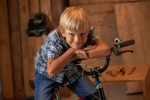 Garçon souriant à vélo — Photo