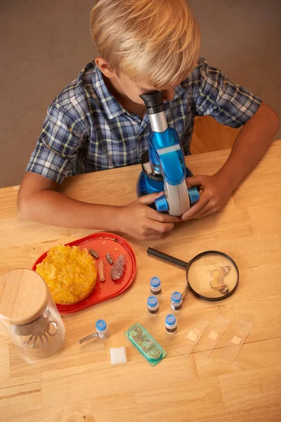Αγόρι χρησιμοποιώντας μικροσκόπιο — Φωτογραφία Αρχείου