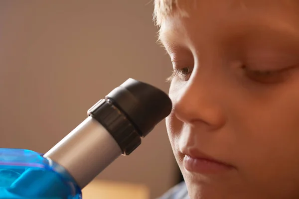 Pojke arbetar med Mikroskop — Stockfoto