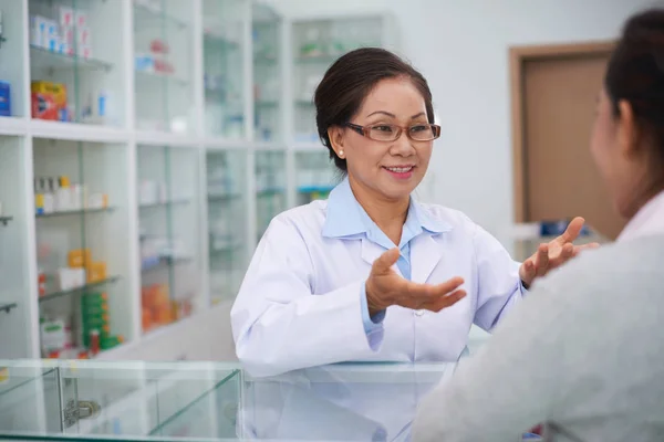 Farmacéutico hablando con el cliente de la farmacia — Foto de Stock