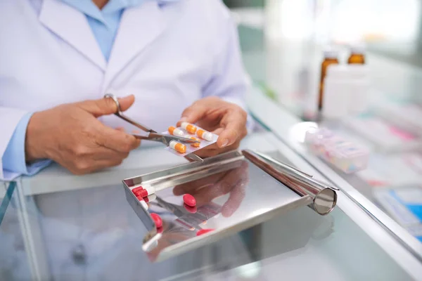 Gyógyszerész vágás csomag tabletták — Stock Fotó