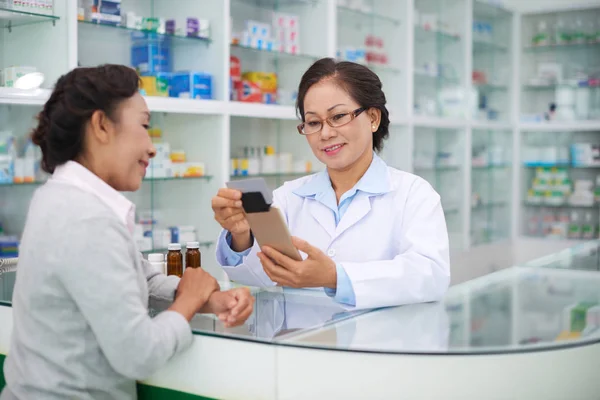 Operaio farmacia che accetta il pagamento — Foto Stock