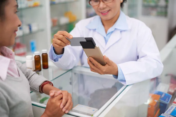 Farmacéutico usando lector de tarjetas — Foto de Stock
