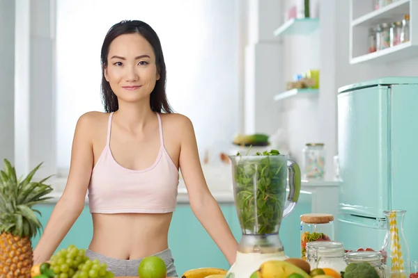 Mujer sonriente haciendo batido — Foto de Stock