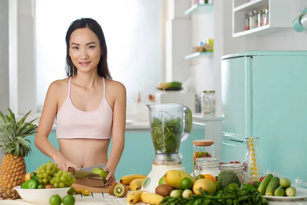 Menina picando ingredientes para smoothie — Fotografia de Stock