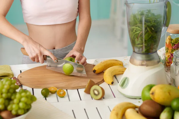 Kvinna att göra hälsosam smoothie — Stockfoto