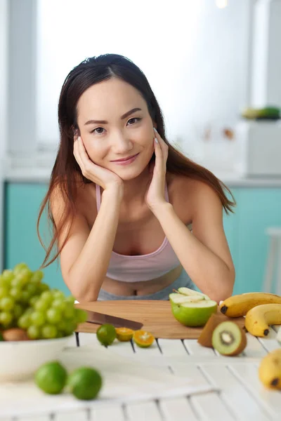 Menina na mesa da cozinha — Fotografia de Stock