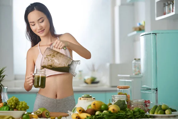 Mujer tomando batido para el desayuno — Foto de Stock