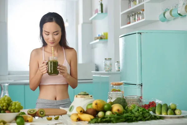 Mujer bebiendo batido verde — Foto de Stock