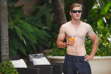 adam bardak portakal suyu ile