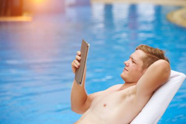 Genç adam rahatlatıcı Havuzu 