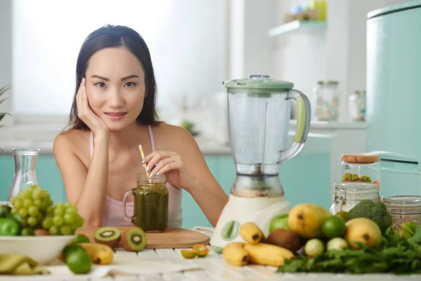 Femme ayant smoothie pour le petit déjeuner — Photo