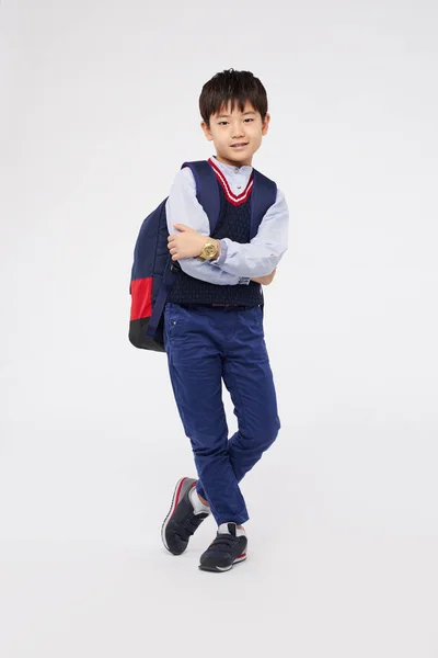 Fiducioso ragazzo in uniforme scolastica — Foto Stock