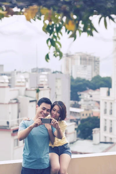 Pareja enamorada tomando selfie —  Fotos de Stock