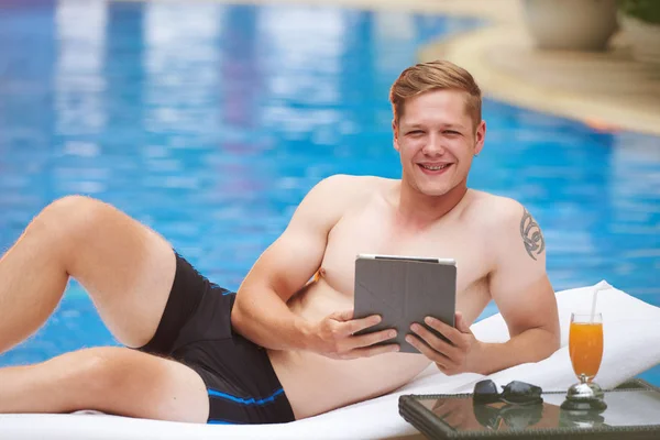 Retrato Jovem Sorridente Com Tablet Digital Deitado Beira Piscina — Fotografia de Stock