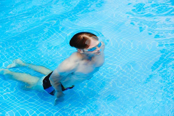 Man in goggles diving — Stock Photo, Image