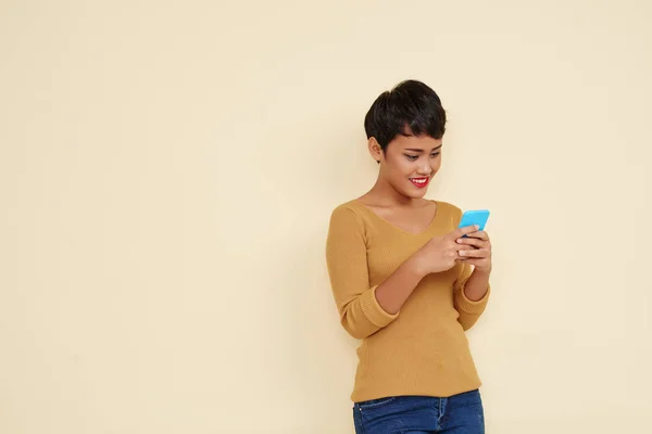 Frau liest Nachricht auf Smartphone — Stockfoto