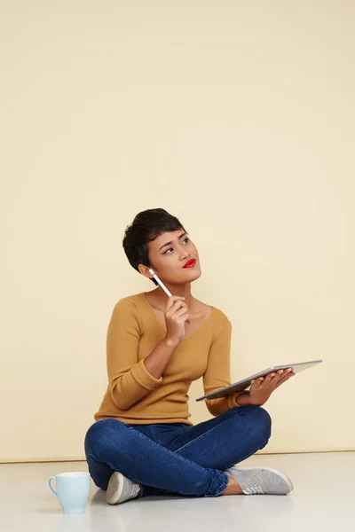 Wanita yang penuh perhatian dengan komputer tablet — Stok Foto