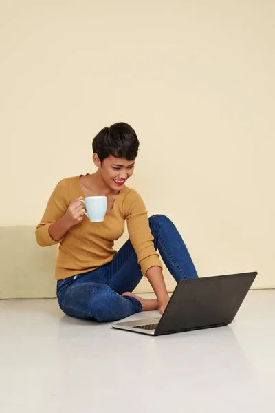 Vrolijke vrouw koffie drinken — Stockfoto