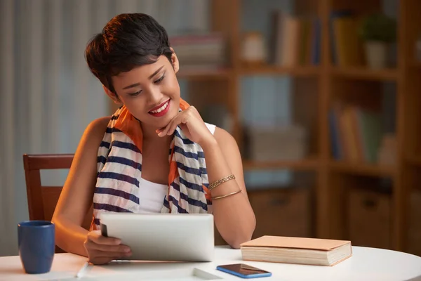 Studentin liest auf Tablet-Computer — Stockfoto