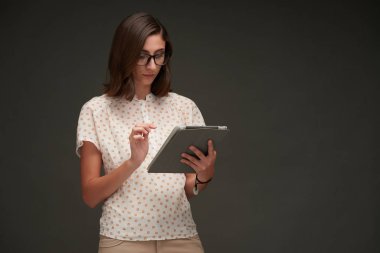 tablet bilgisayar kullanarak iş kadını