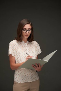 iş kadını not almak