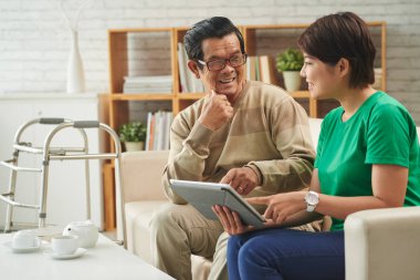 tablet bilgisayarda izlerken kadın ve erkek