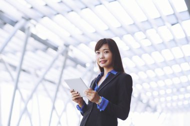 iş kadını ile dijital tablet