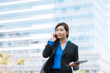 business lady talking on the phone 