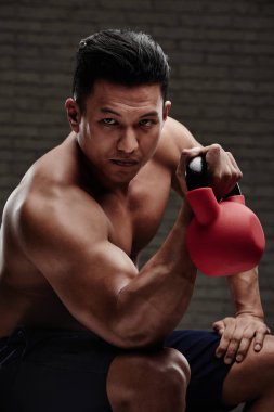 Adam kaldırma kettlebell