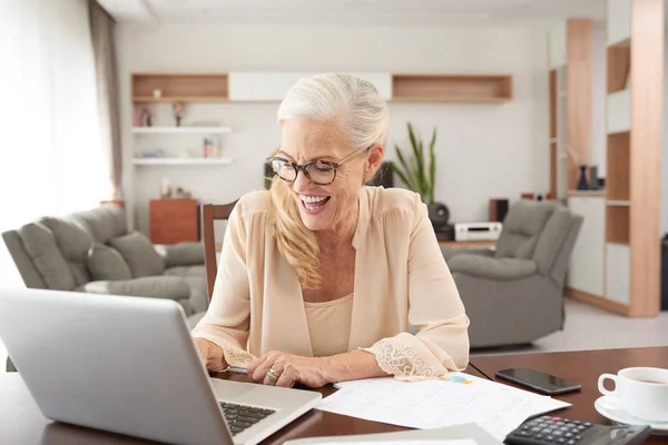 Frau arbeitet am Laptop — Stockfoto